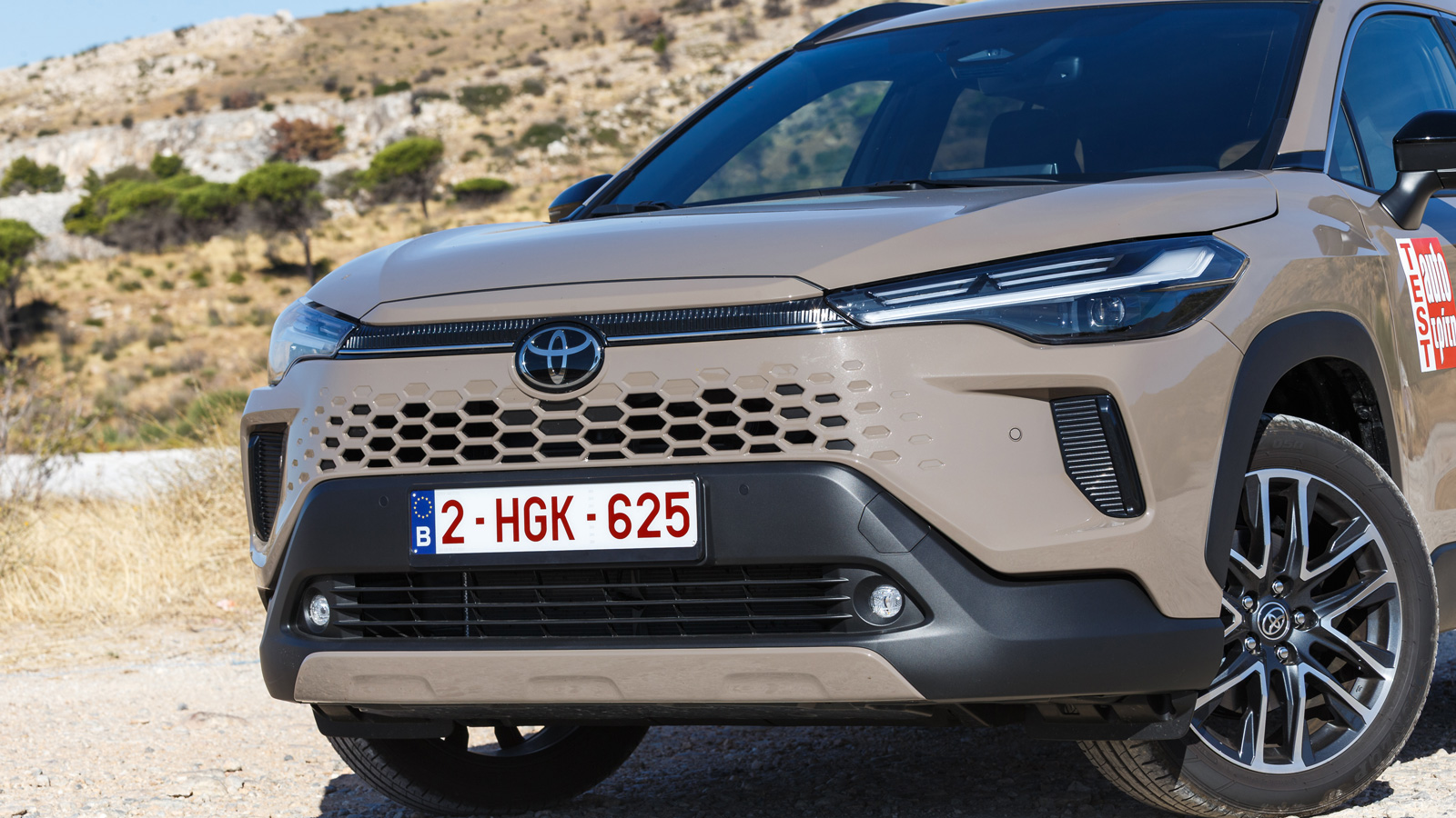 Η νέα μάσκα με την κυψελοειδή γρίλια και η λεπτή LED μπάρα που συνδέει τα φωτιστικά σώματα, χαρίζουν στο ανανεωμένο Corolla Cross έναν πιο νεανικό και